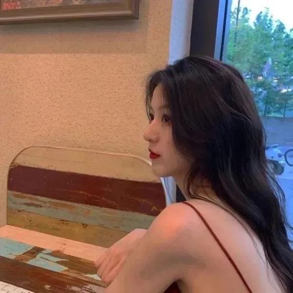 左撇子女人